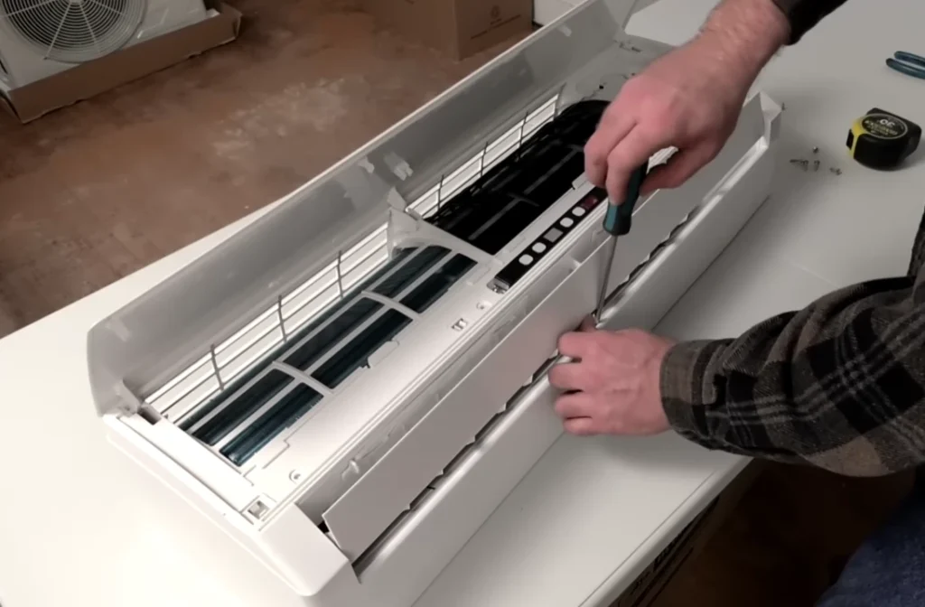 Trabajador instalando aire acondicionado split en mar del plata