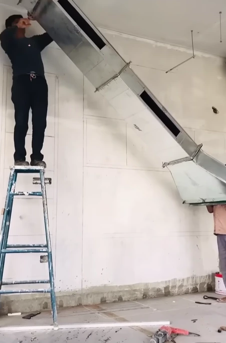 Tecnicos trabajando en instalacion de climatizacion para comercio en mar del plata 