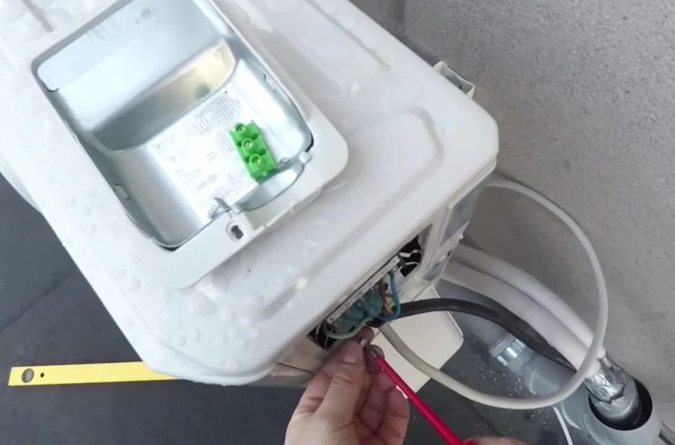 Tecnico reparando aire acondicionado fuga de gas